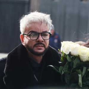 Врач сделала заявление о риске ампутации руки у Киркорова