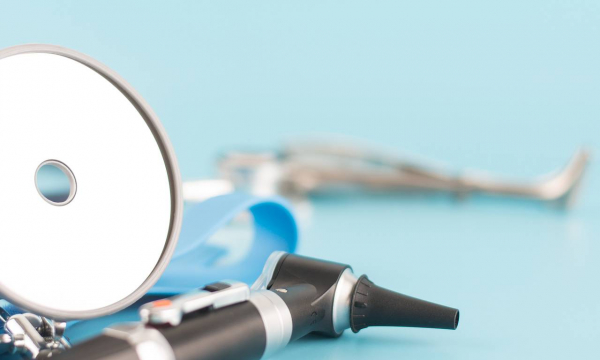 В носу у жаловавшейся на аллергию женщины обнаружили десятки личинок